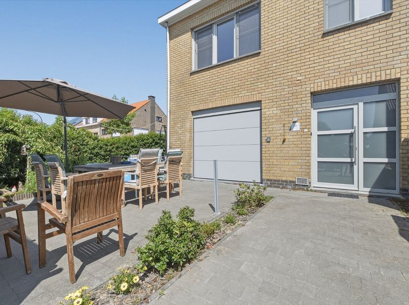 In een rustige woonwijk te Blankenberge bevindt zich deze verzorgde en gerenoveerde halfopen woning. De ligging combineert de rust van een residentiël