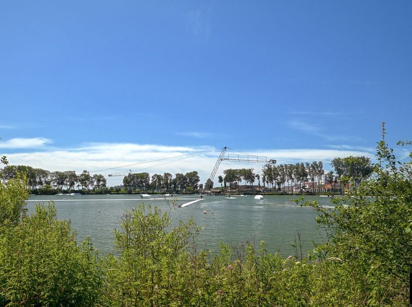 Découvrez ce magnifique appartement-jardin de plain-pied situé dans une résidence-villa à Duinenwater, bénéficiant d’un emplacement exceptionnel avec