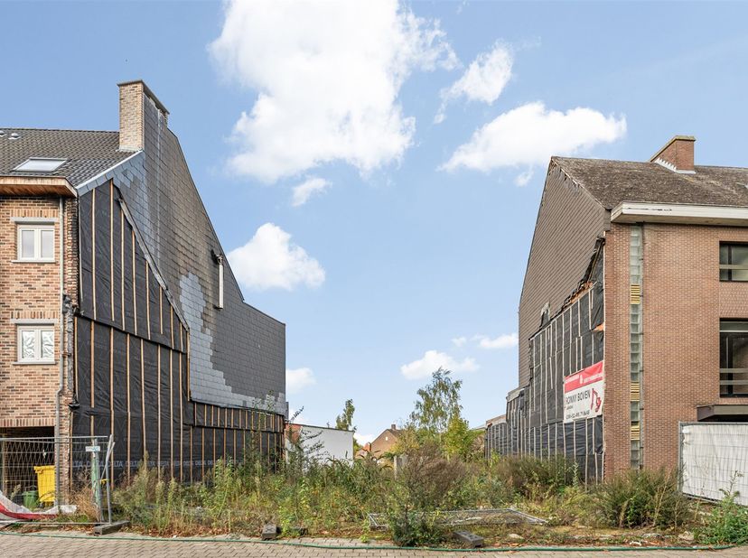 Bouwgrond GB pal in het centrum!<br />
<br />
Belangrijkste troeven: <br />
- Ideale ligging pal in Meerhout centrum<br />
- Alles op wandelafstan