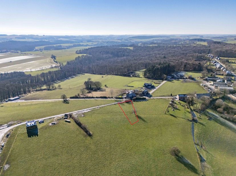 ERA B-LUX biedt u deze aantrekkelijke bouwgrond aan, gelegen in Bende, een schilderachtig deelgemeente van Durbuy. Dit perceel (Lot 1: uitgerust met d