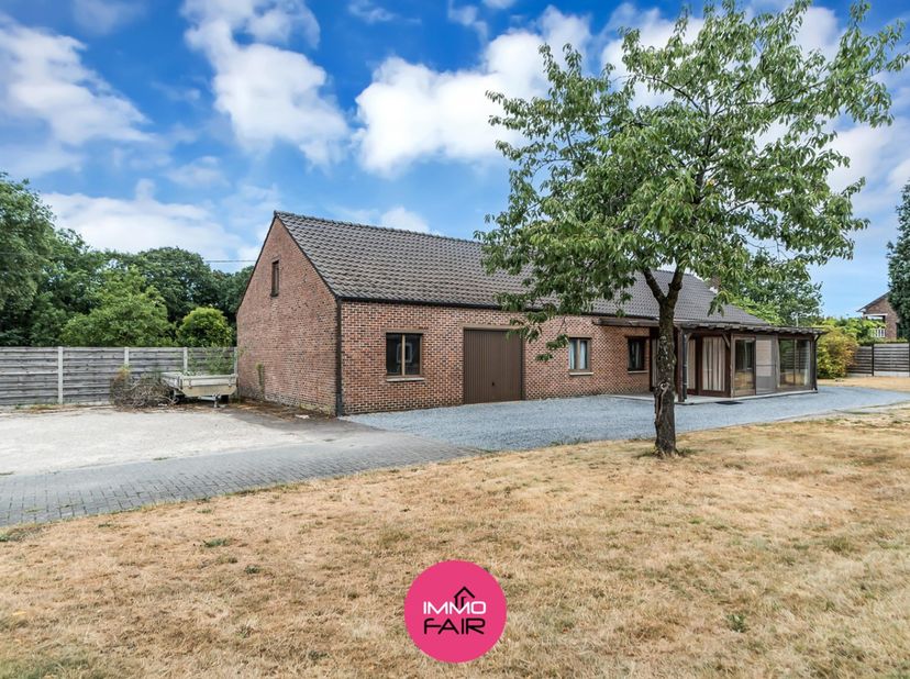 Deze langgevel-bungalow ligt op een residentieel en kindvriendelijk hoekperceel in de Schoolstraat in Zutendaal. Je woont hier in een groene, bosrijke