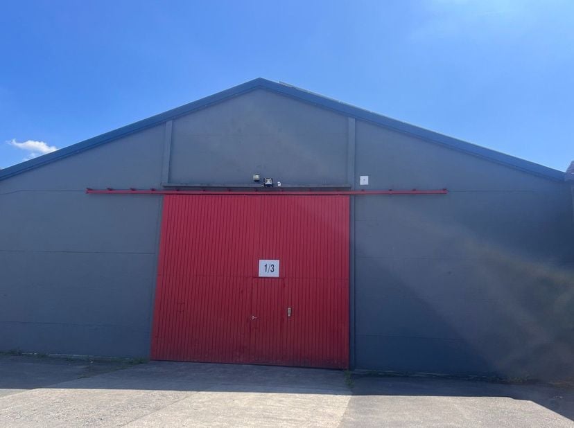 Het betreft twee industriële complexen met een totale stockage capaciteit van 35.000m². Het complex is gelegen in de industriezone van Kortrijk-Noord,