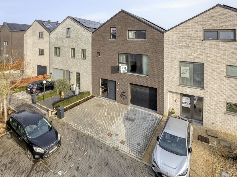 Ruime nieuwbouwwoning (bel-etage)) van 2021 in het 'Anemoonproject' met o.a. een bewoonbare oppervlakte van 220 m², 2 ruime slaapkamers (waarvan één k