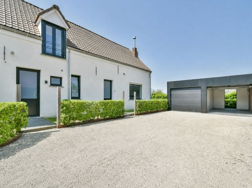 Welkom in de Wingensestraat 7 te Hertsberge, een te renoveren woning met garage, autostaanplaats en zonnige tuin, gelegen in het charmante Hertsberge.