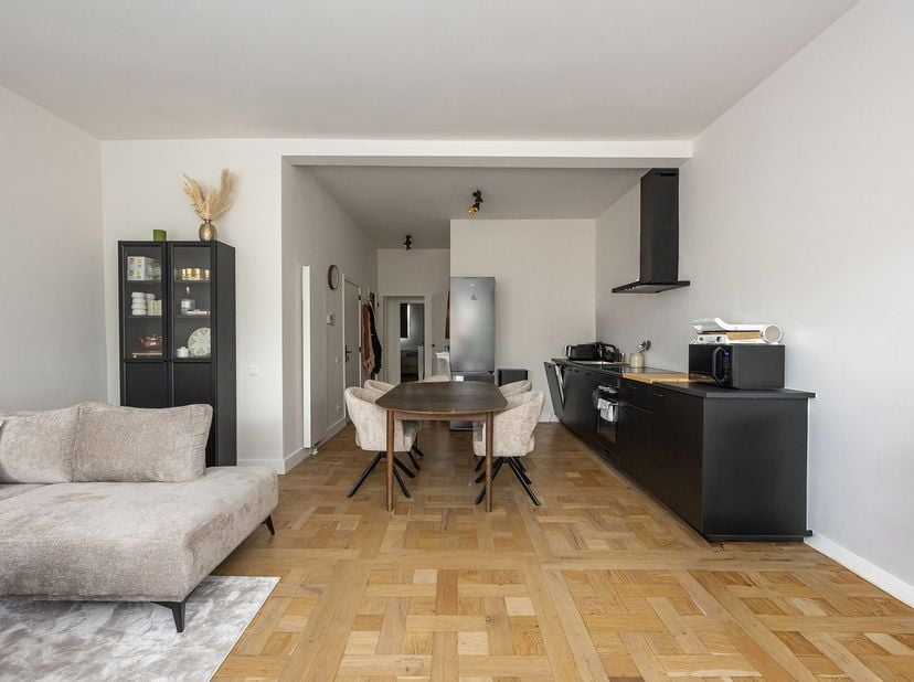 Dit gerenoveerd tweeslaapkamer appartement ligt in een comfortabele woonomgeving te Deurne-Zuid omringt door parken, sportfaciliteiten, bib Arena, sch