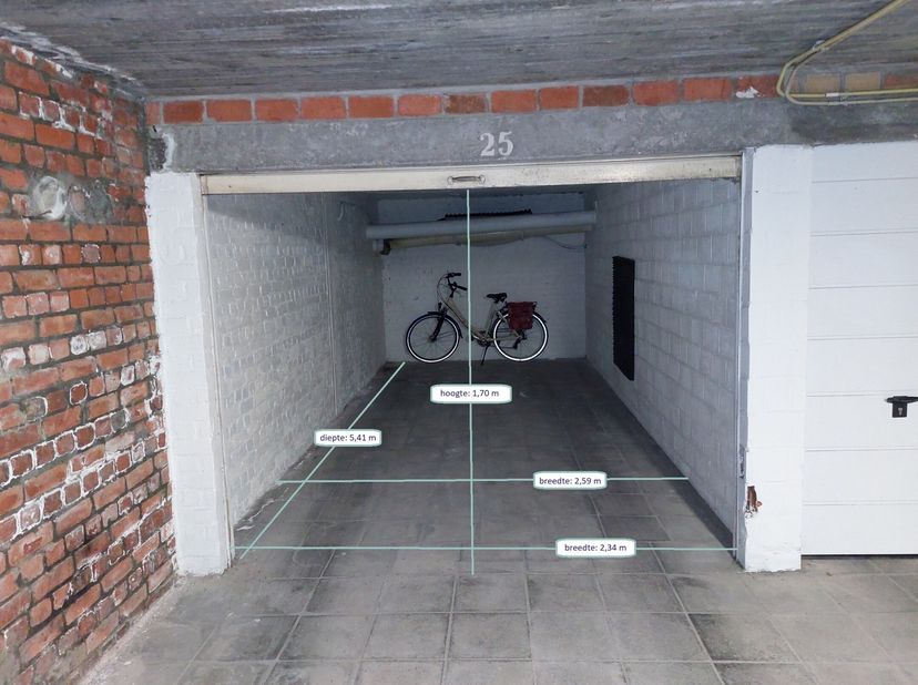Ce garage avec cave attenante se trouve au sous-sol de la résidence Sun Valley, située au Oorlogsinvalidenlaan 32  à Westende-Bain.<br />
Le garage es