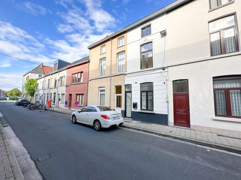 Deze smaakvol gerenoveerde stadswoning geniet van een strategische ligging in Gent, met winkels, scholen, horecazaken en openbaar vervoer binnen handb