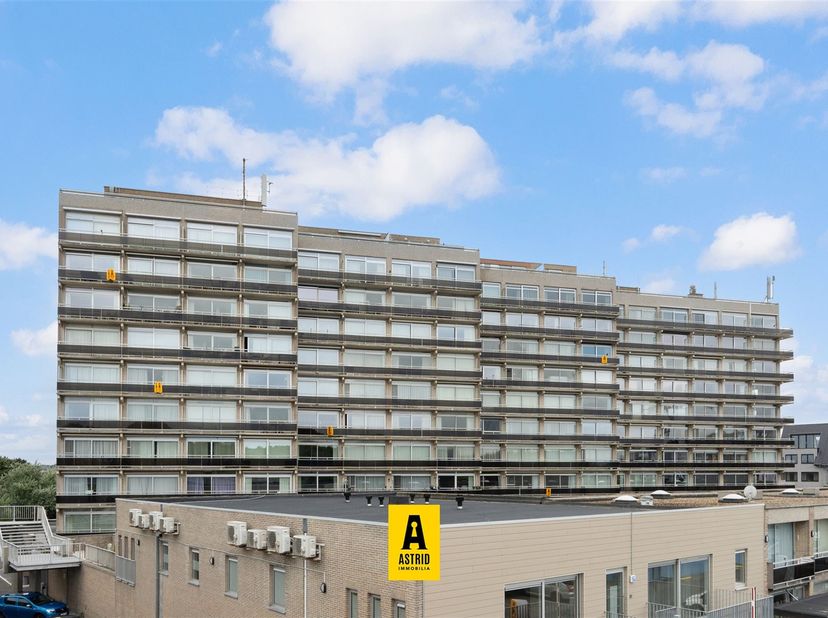 Op zoek naar een lichtrijk appartement met prachtige uitzichten én een centrale ligging? Dit ruime 1-slaapkamerappartement op de vijfde verdieping van