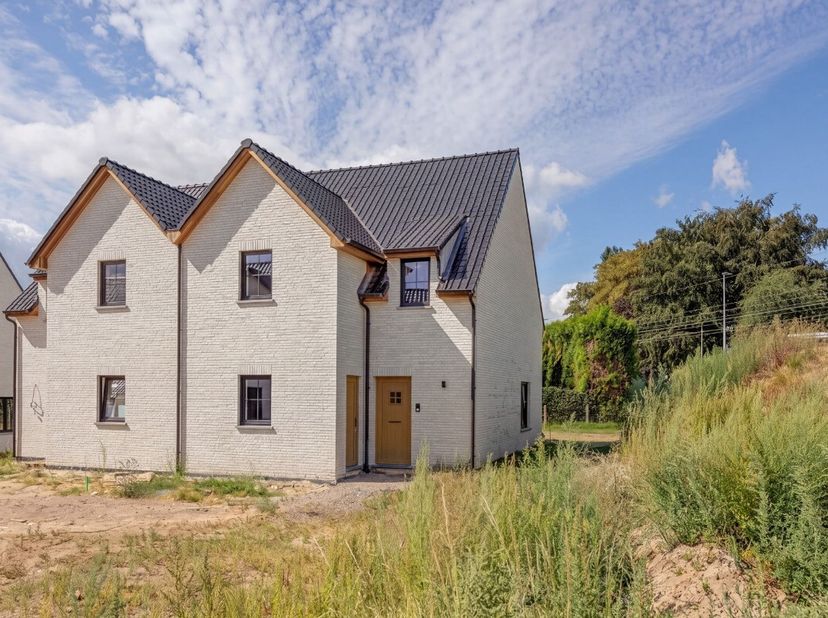 [[ ER WERD EEN OPTIE GENOMEN OP DIT PAND. ]] ndeling:Deze tijdloze nieuwbouwwoning maakt deel uit van het woonproject Winhof in Mollem (Asse). Met een
