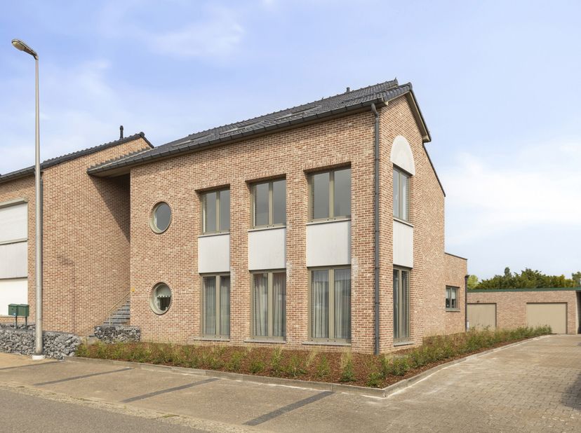 Op een rustige en gunstige locatie aan de Pastoorslindestraat in Lanaken, op korte afstand van het centrum en alle dagelijkse voorzieningen, bevindt z