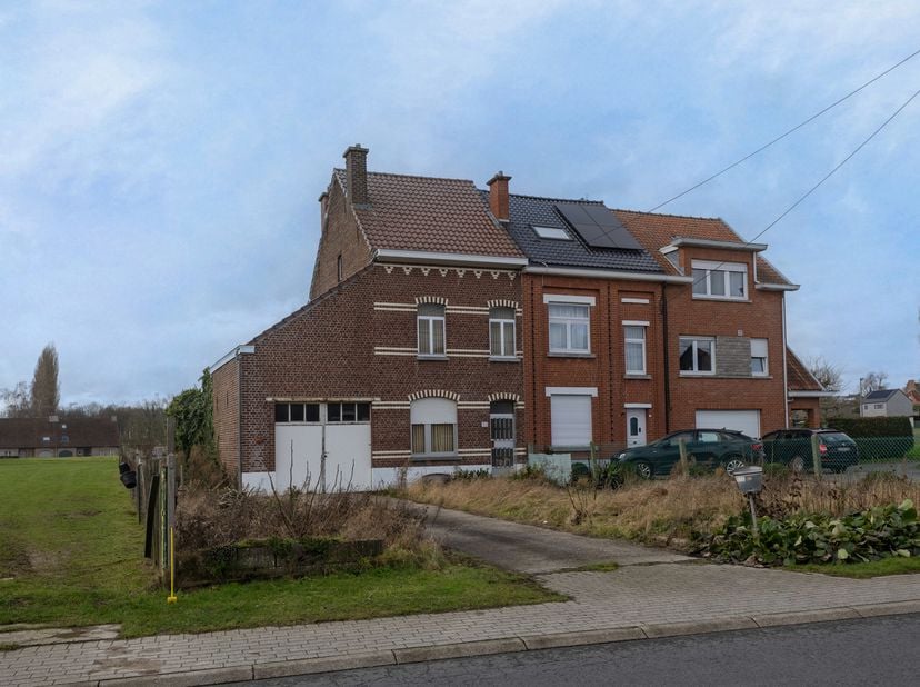 Immo Pické biedt U deze gunstig gelegen woning aan op een mooie grond van 9a 65ca en gelegen in de nabijheid van scholen, openbaar vervoer en de belan