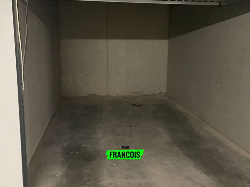 Ce box de garage fermé se situe au premier sous-sol. Le box se trouve à distance de marche de la plage de Mariakerke.<br />
Grâce aux nombreuses voies