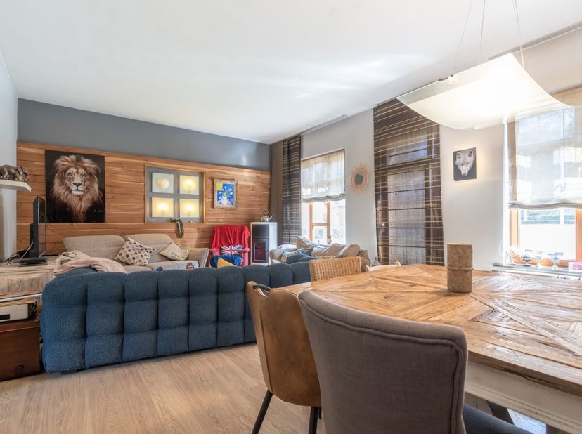 ERA B-LUX stelt u deze aangename 4-gevel woning voor, gelegen in On, op slechts 5 minuten van Marche-en-Famenne en zijn voorzieningen. Op het gelijkvl