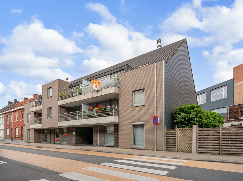 Op zoek naar ruimte en licht op een topligging in Marke? Dit ruime dakappartement met maar liefst 4 slaapkamers bevindt zich in een kleinschalige resi