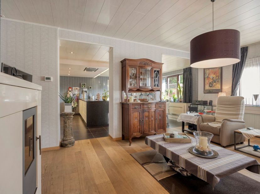 Deze woning is rustig en centraal gelegen in Mol-Millegem en biedt een vlotte verbinding met het centrum, omliggende gehuchten en gemeenten, evenals m