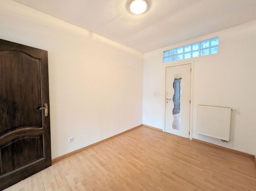 Appartement confortable d'une chambre à coucher près de la place Roosevelt !<br />
<br />
Situation : Avec la place Roosevelt et la gare centrale ac