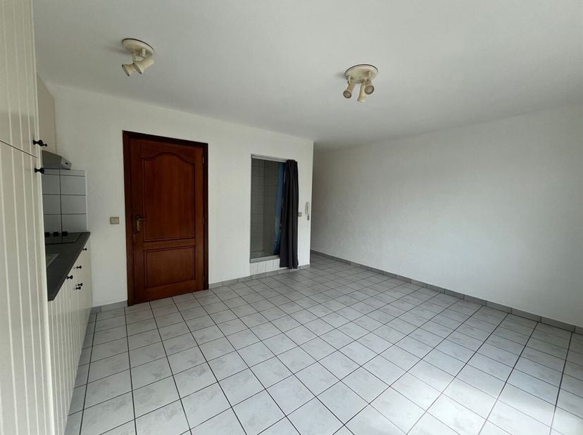 Studio prêt à emménager avec garage<br />
Situation : Situé le long de la Diestseweg, avec un accès facile au centre de Geel, aux communes environnant