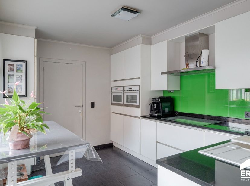 Volledig instapklare halfopen woning met 3 slaapkamers, 2 badkamers en tuin te Oevel (Westerlo)Deze woning heeft een bewoonbare oppervlakte van 162m²