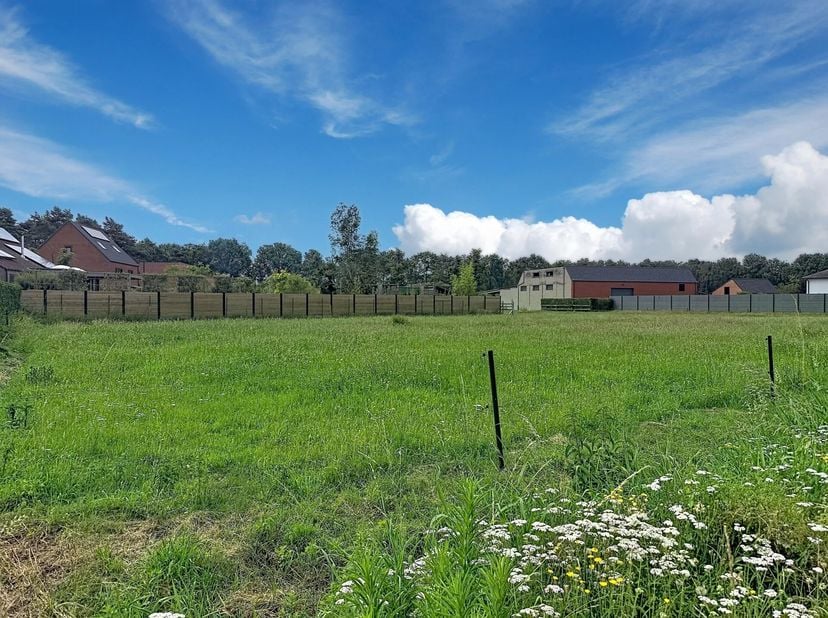 Bent u op zoek naar de ideale locatie om uw droomwoning te realiseren? Deze ruime bouwgrond van 1.340 m² biedt een unieke combinatie van rust, ruimte