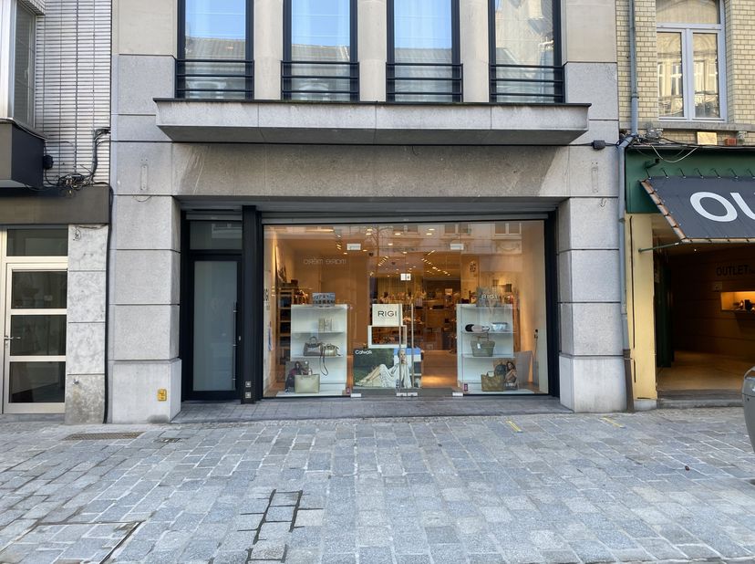 In de belangrijkste winkelstraat van Roeselare - de Ooststraat - staat dit handelspand te huur van ca. 190 m².<br />
Winkelruimte met een gevelbreedte
