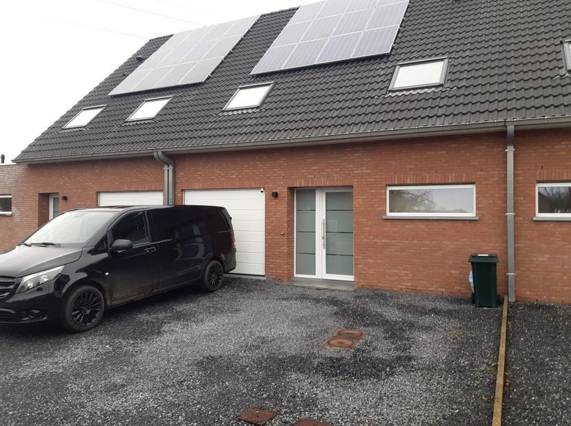 Goed gelegen, ruime rijwoning met een aangename leefruimte, die aansluit op terras en tuin, en open moderne keuken (met naast gelegen berging).<br />