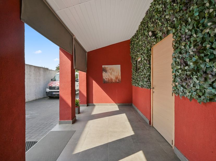Bent u op zoek naar een ruime woning waar rust, comfort en een praktische indeling hand in hand gaan? Dan is deze instapklare gezinswoning in Hoelen z