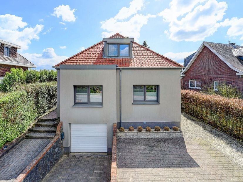 À vendre : maison rénovée et lumineuse à Overijse, idéalement située à proximité des grands axes, du centre et des transports en commun.Cette charmant