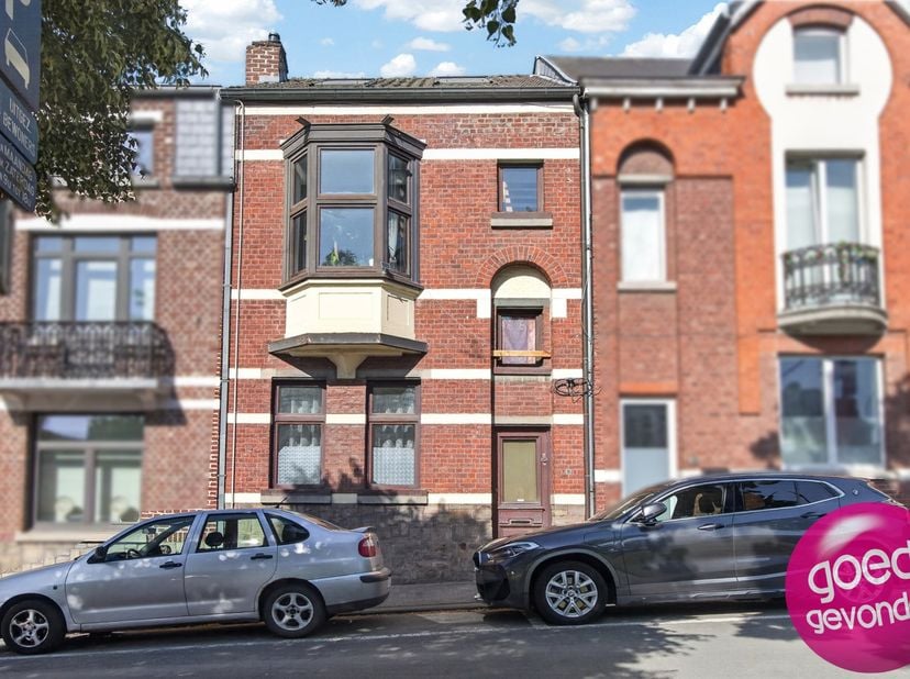GERENOVEERD BEL-ETAGE WONING met 2 SLK, 2 badkamers en ruim terras.<br />
Deze karaktervolle rijwoning is uitstekend gelegen in het centrum van de sta