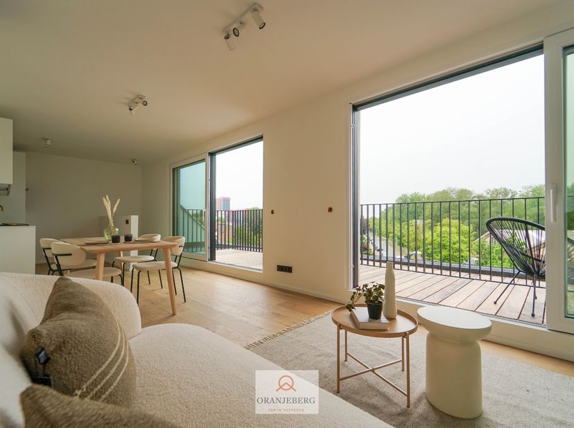 Dit volledig gerenoveerde appartement bevindt zich in een kleinschalig gebouw met slechts twee entiteiten en maakt deel uit van een totaal vernieuwd g