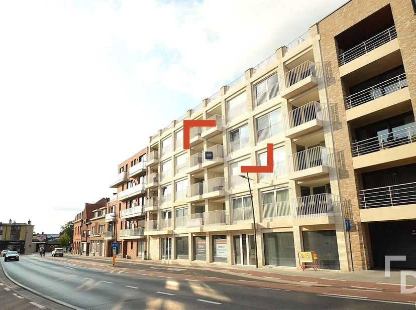 In de Meenseweg te Ieper vinden we dit nieuwbouwappartement.<br />
Dit appartement bevindt zich op een centrale locatie in Ieper waardoor alle facili