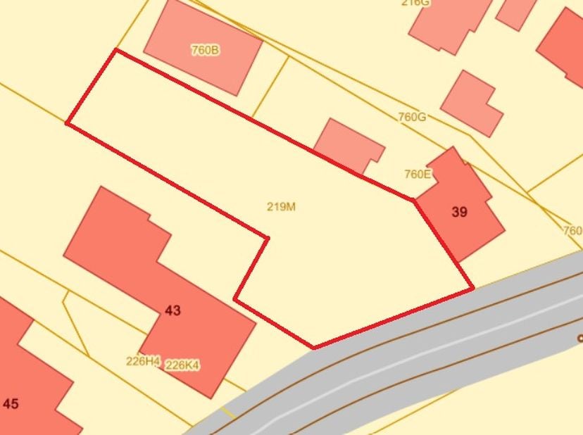 Bel Tom voor een afspraak of meer informatie: 0468 09 81 97!<br />
<br />
Deze bouwgrond, op een perceel van 6a46 voor een halfopen bevindt zich aan d