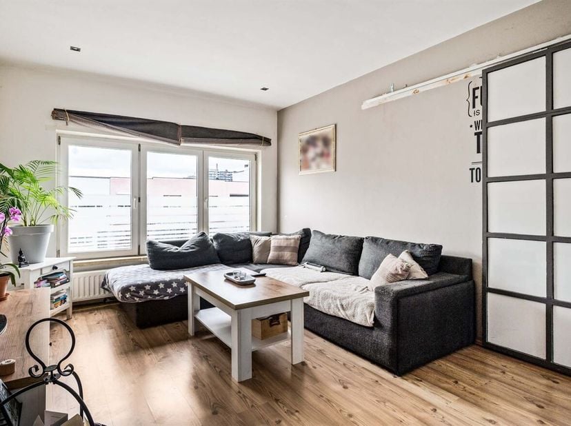 Deze woning aan de Confortalei geniet van een uitstekende ligging in Deurne. Dankzij de nabijgelegen tram- en bushaltes bereikt u in slechts enkele mi