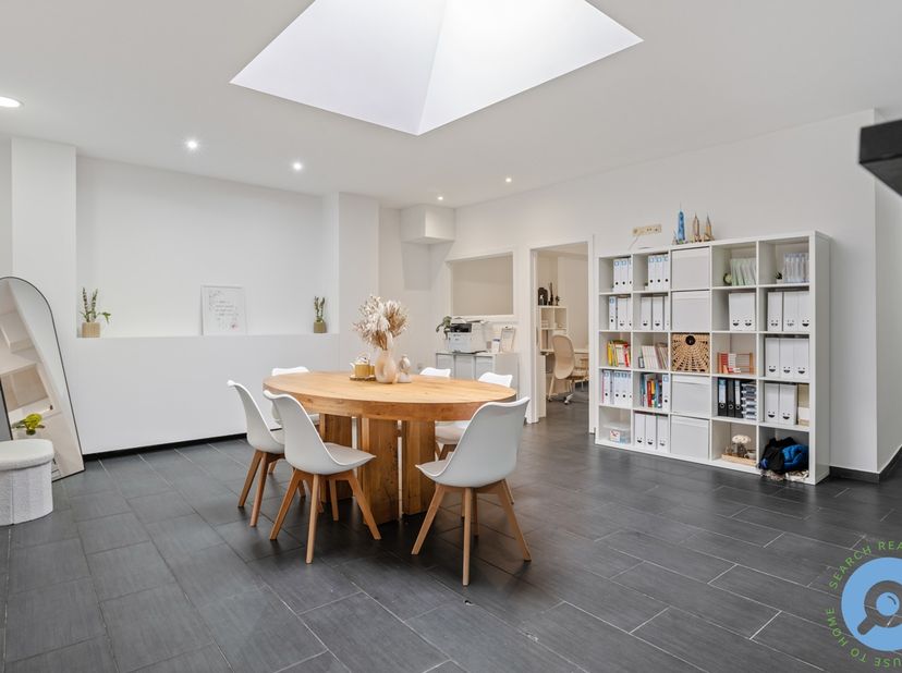In de Bleekhofstraat te Borgerhout vind je deze mooie commerciële ruimte (145m2). Perfect voor handelsactiviteiten of als kantoor! Vlakbij verschillen