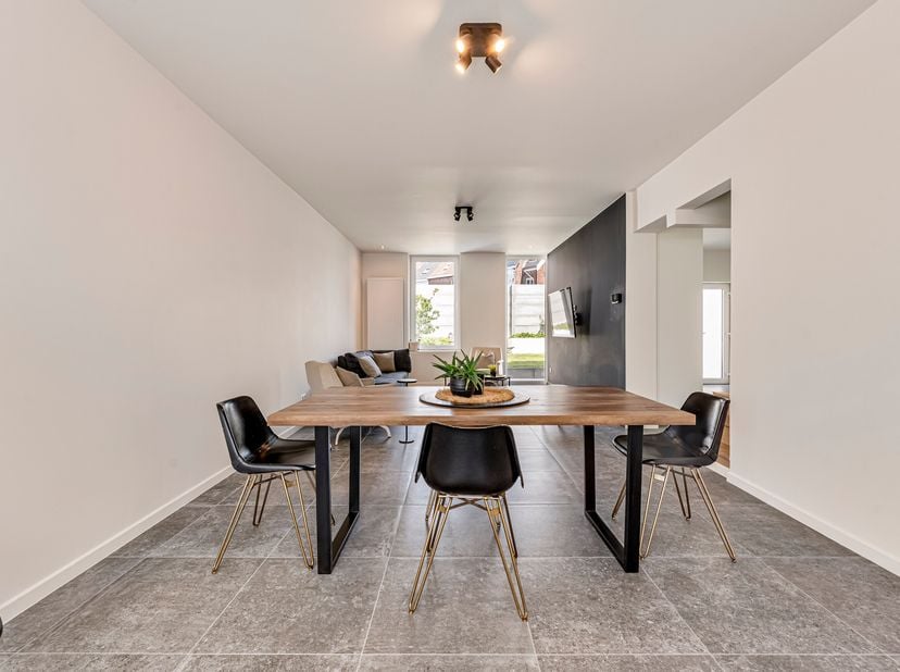 Gerenoveerde woning in Menen te koop !<br />
We betreden deze woning via de inkomhal en komen binnen in de leefruimte. De leefruimte bestaat uit een z