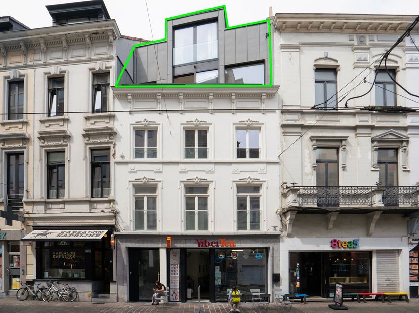 Ce magnifique appartement en duplex est situé au troisième étage d'une authentique maison de maître dans la Sint-Niklaasstraat, en plein cur de Gand.
