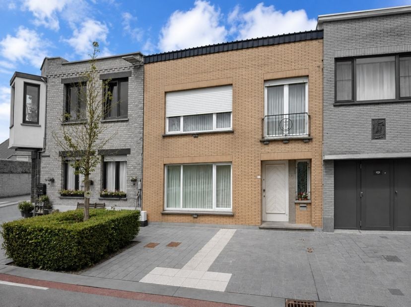 Deze te renoveren gezinswoning met aanzienlijk potentieel is centraal gelegen in Nieuwpoort-Stad, op korte wandelafstand van het Marktplein, de Kaai e