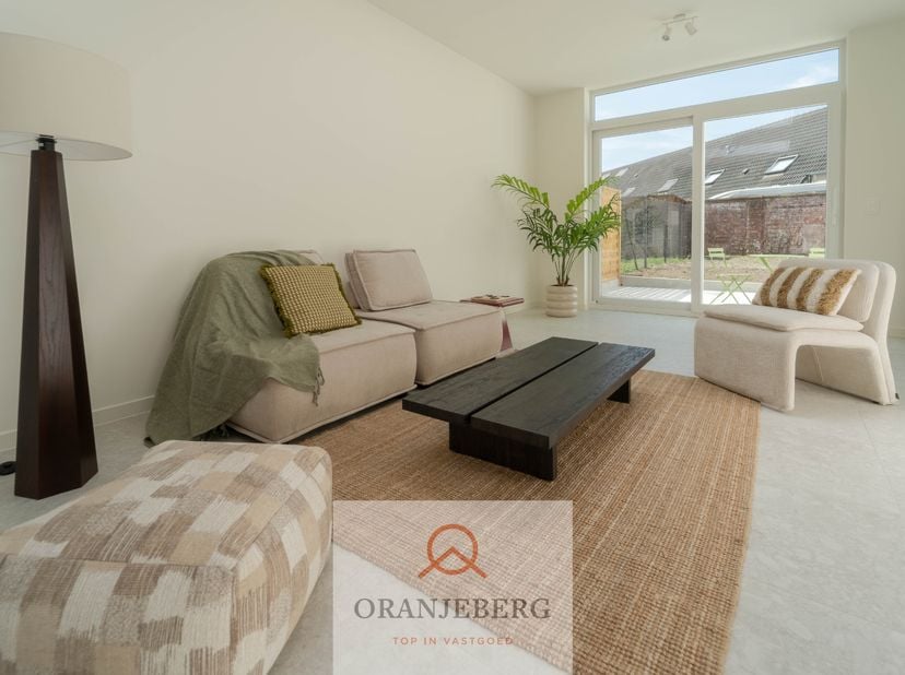 Op zoek naar een instapklare woning waar rust, comfort en een uitstekende bereikbaarheid samenkomen? Dan is deze volledig gerenoveerde woning aan de G