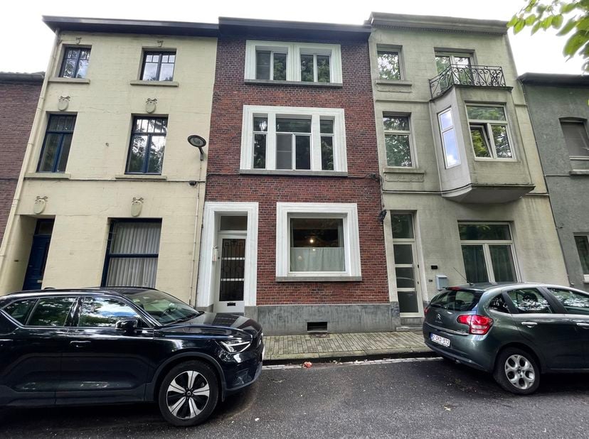 Ruime gezinswoning met 4 slaapkamers in Tienen<br />
Deze gezellige woning in Tienen combineert ruimte en comfort met een praktische indeling. Via de