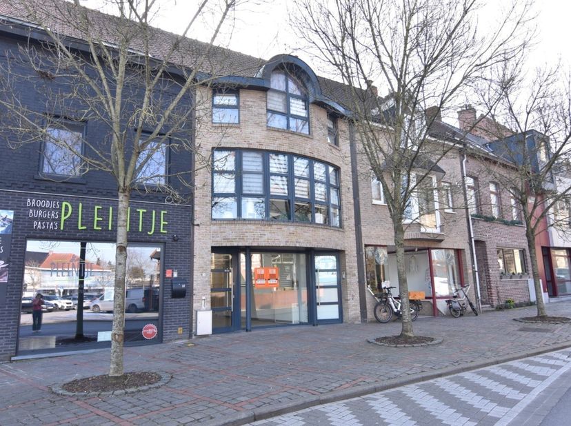 Dit handelsgelijkvloers situeert zich aan het Kerkplein, uiterst interessant gelegen met heel veel passage en bovendien een ruime GRATIS parking aan d
