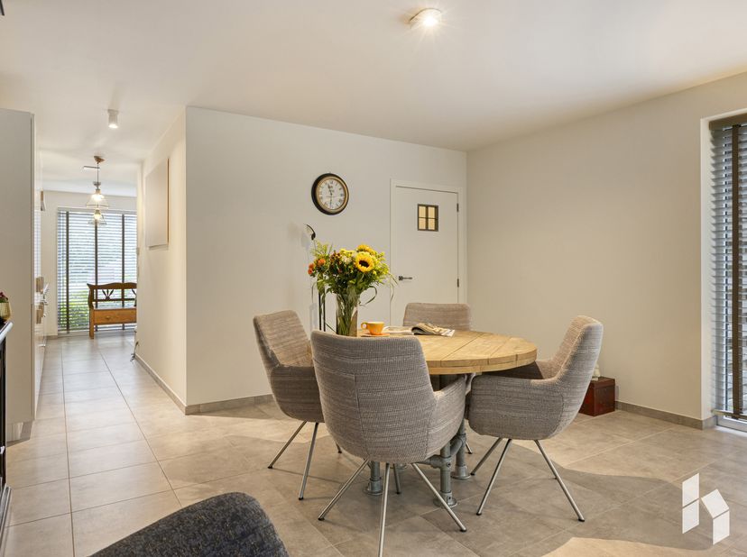 Mooie, instapklare woning met een lichtrijke woonkamer, 3 slaapkamers en een carport gelegen op een perceel van 400 m² nabij het centrum van Lommel.<b