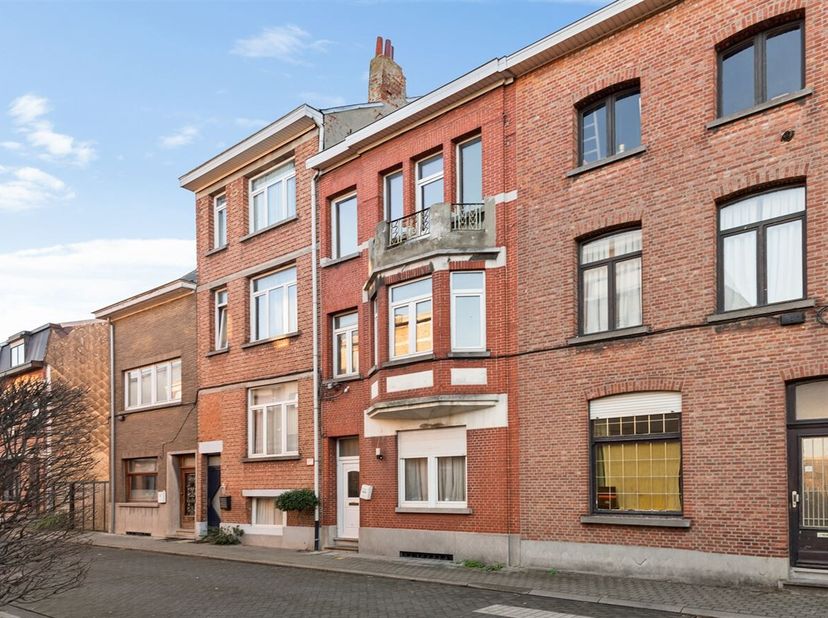 We treffen deze uitstekend gelegen woning aan in de Pennepoelstraat 29 te Mechelen. Een kindvriendelijke buurt op slechts enkele minuten afstand van M