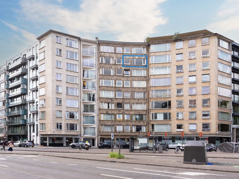 Op een absolute toplocatie, tegenover het Stadspark, bevindt zich dit stijlvol en grondig gerenoveerde appartement van ca. 125 m², gelegen op de 7de v