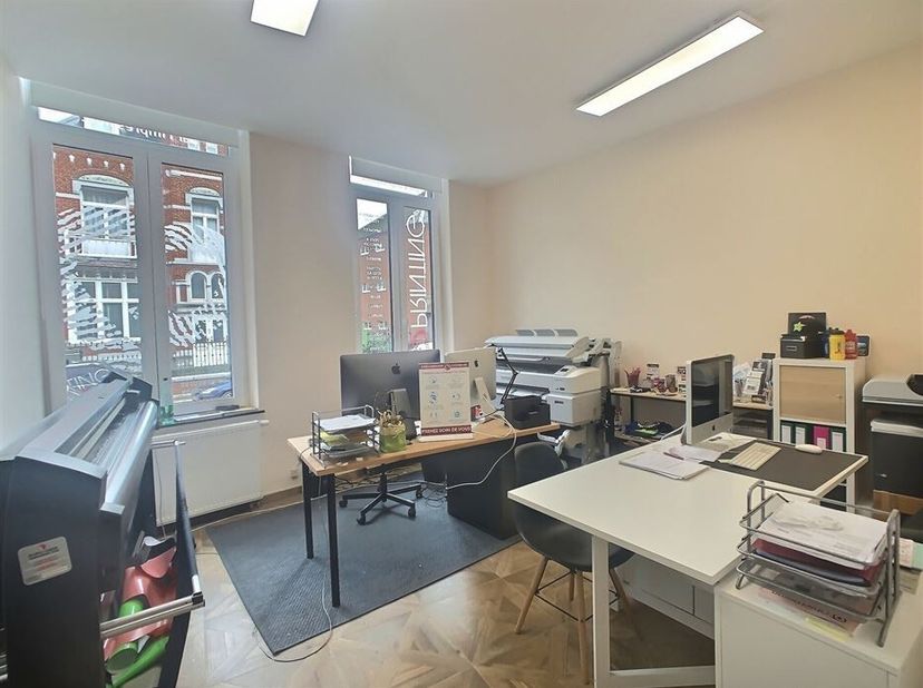 A la recherche d'un local professionnel où vous pourrez exercer votre activité, tout en partageant les charges communes. Venez voir ce bureau de 18m²