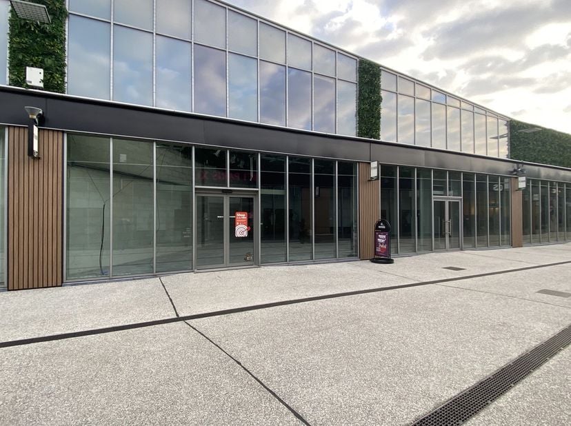 Situé au cœur commercial de Beveren, ce commerce fait partie de De Warande, un environnement commercial récemment réaménagé et particulièrement attrac