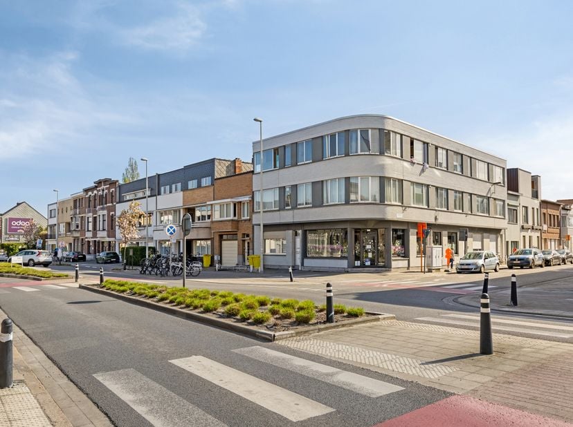 Dit vergund appartementsgebouw met 8 appartementen en een handelszaak ligt op één van de belangrijkste toegangswegen tot de binnenstad en op wandelafs