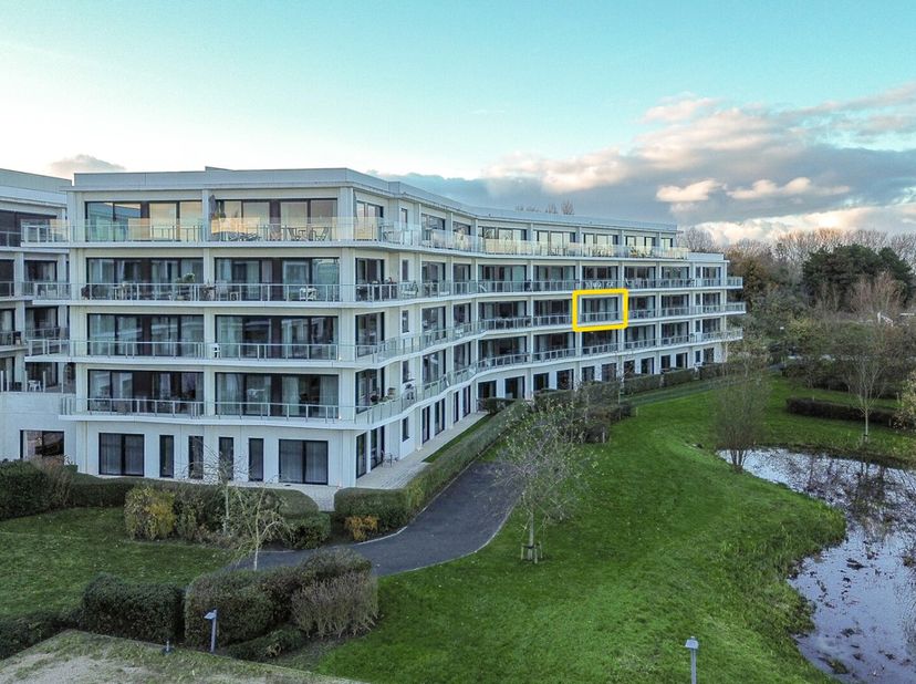 Gelegen in het rustige en groene Vosseslag te De Haan, bieden wij u deze instapklare assistentiewoning aan, gebouwd in 2016. De woning combineert hede