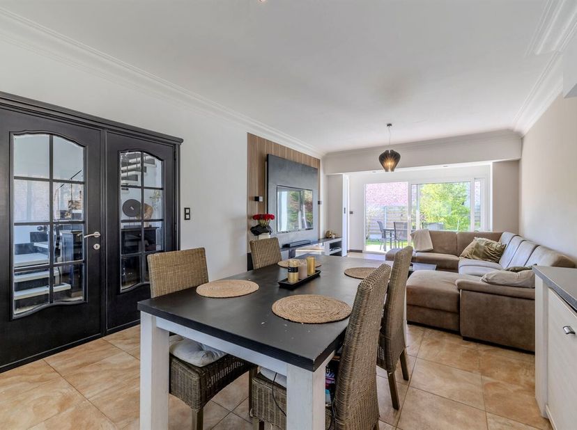 Charmante woning met 3 slaapkamers, garage en tuin! <br />
Gunstig gelegen woning te Hulshout met scholen, winkels en openbaar vervoer in de nabije om
