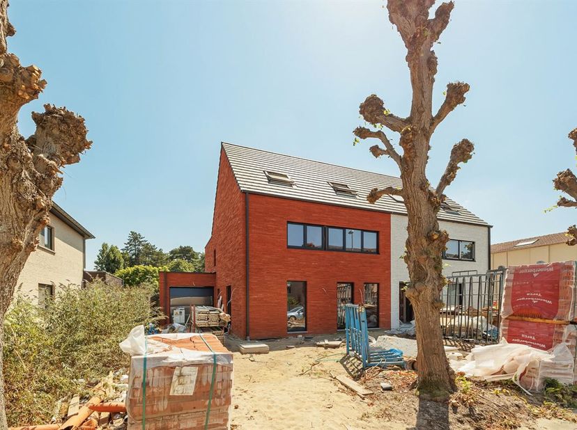 Cette maison BEN, actuellement en phase de finition et située dans une rue calme à sens unique, est idéale pour les télétravailleurs. Avec un garage d