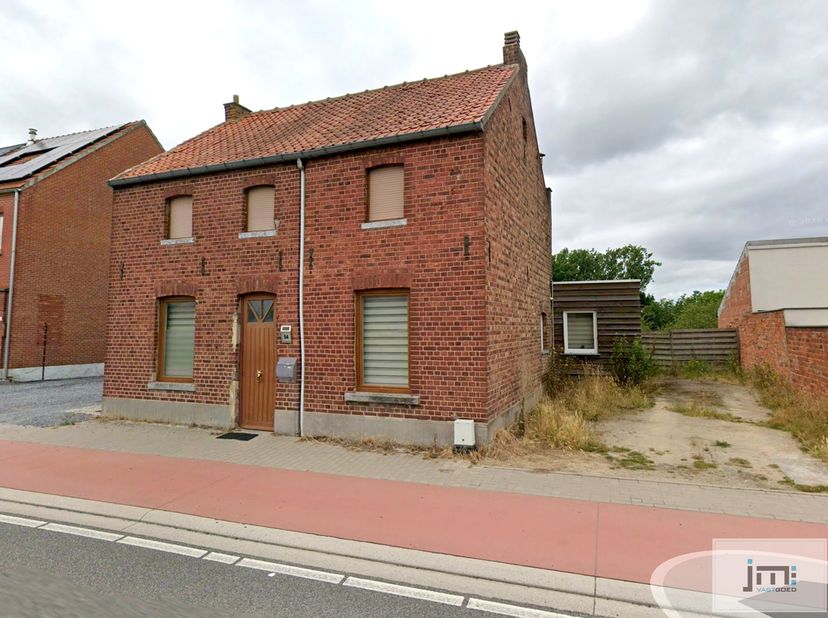 Deze gerenoveerde woning bevindt zich aan de verbindingsweg tussen Wellen en Kortessem. Met grote leefruimtes, twee slaapkamers op de verdieping en ee