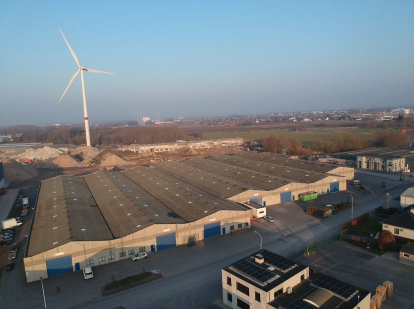 Dit magazijn met twee kantoorruimtes en een sanitair blok, beschikt over een slijtvaste polybetonvloer en is uitgerust met energiezuinige LED-verlicht